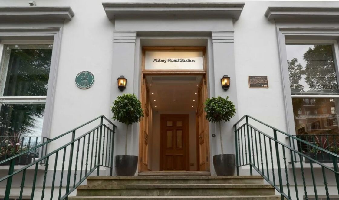 Студия Эбби Роуд в Лондоне, начиная с 23 февраля 2010 года студия Abbey Road признана в Великобритании официальной исторической достопримечательностью.