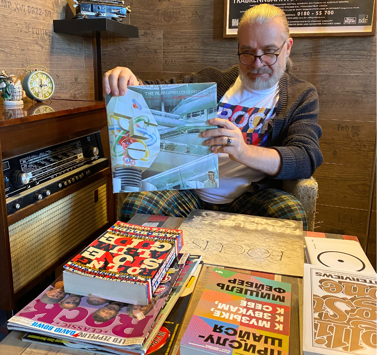 Rockdigger с виниловым альбомом The Alan Parsons Project - I Robot, 1977-й год