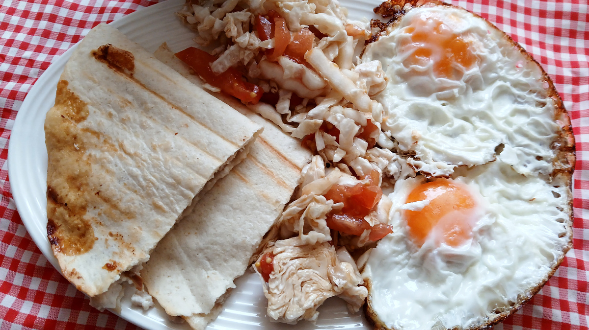 Что приготовить на завтрак? Завтрак для меню на день: лепёшки-гриль, яичница-глазунья, салат из пекинской капусты