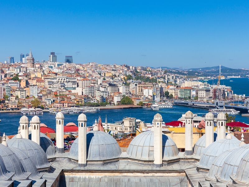 панорамный вид Стамбула, Босфор, мечети, утро