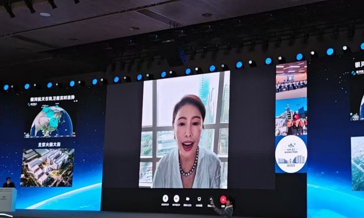 Демонстрационная технология мобильной спутниковой связи GalaxySpace на основе первой в Китае экспериментальной группировки широкополосной связи на низкой околоземной орбите (НОО), соединяющей Пекин и Бангкок 12 февраля 2025 года.    
 Фото: GalaxySpace  📷
