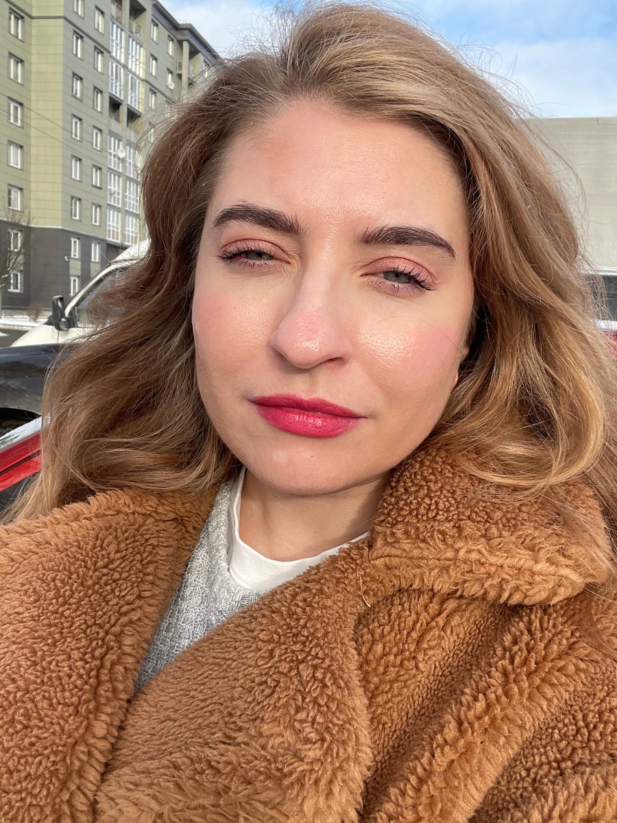 Внезапно выгуливала красную помаду