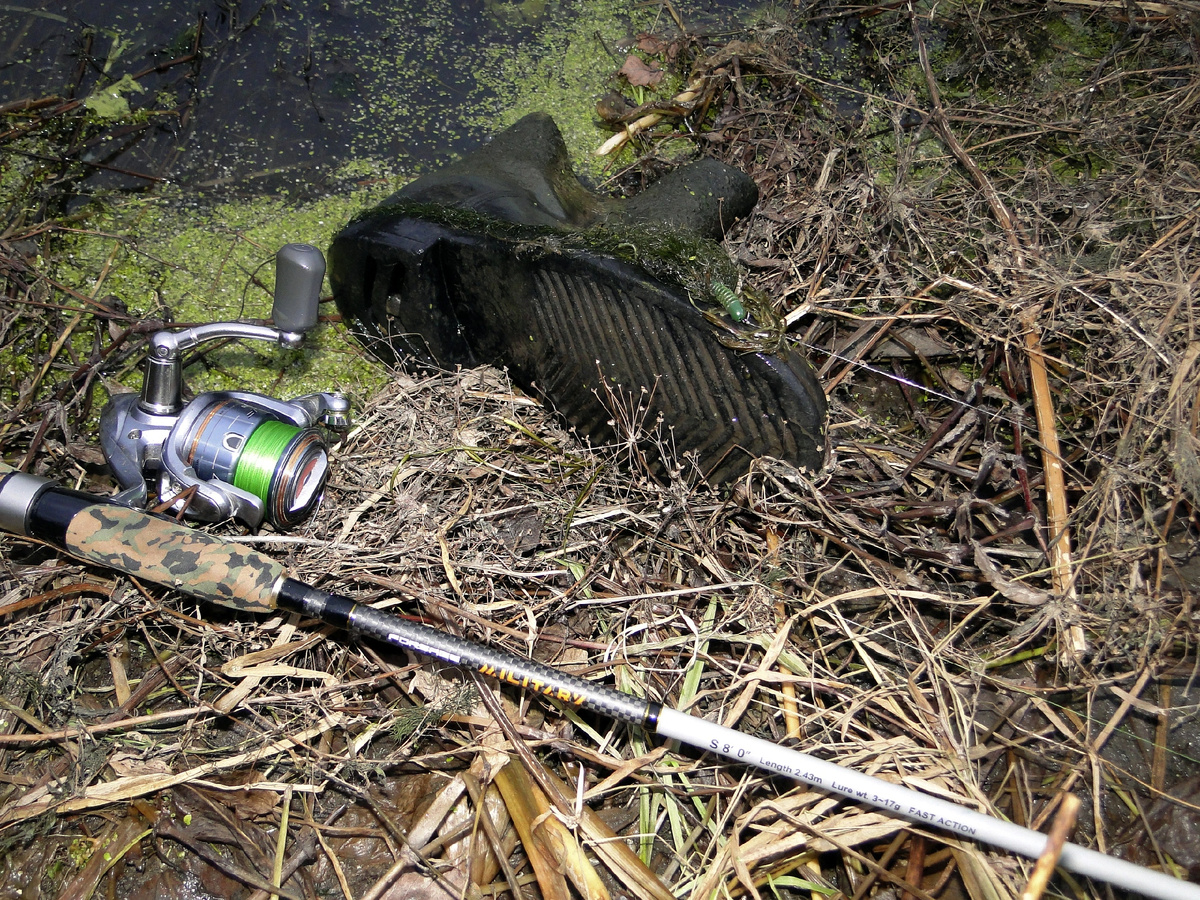И сапог то был не маленький, а с учётом, что тащил на лёгкий спиннинг - вспотел даже )))