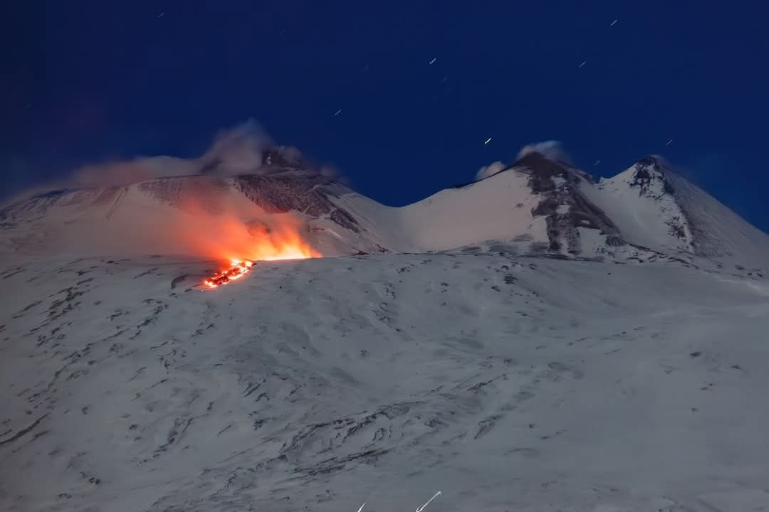 С небольшого ручейка начинается река! Этна "загорелась" 8 февраля 2025