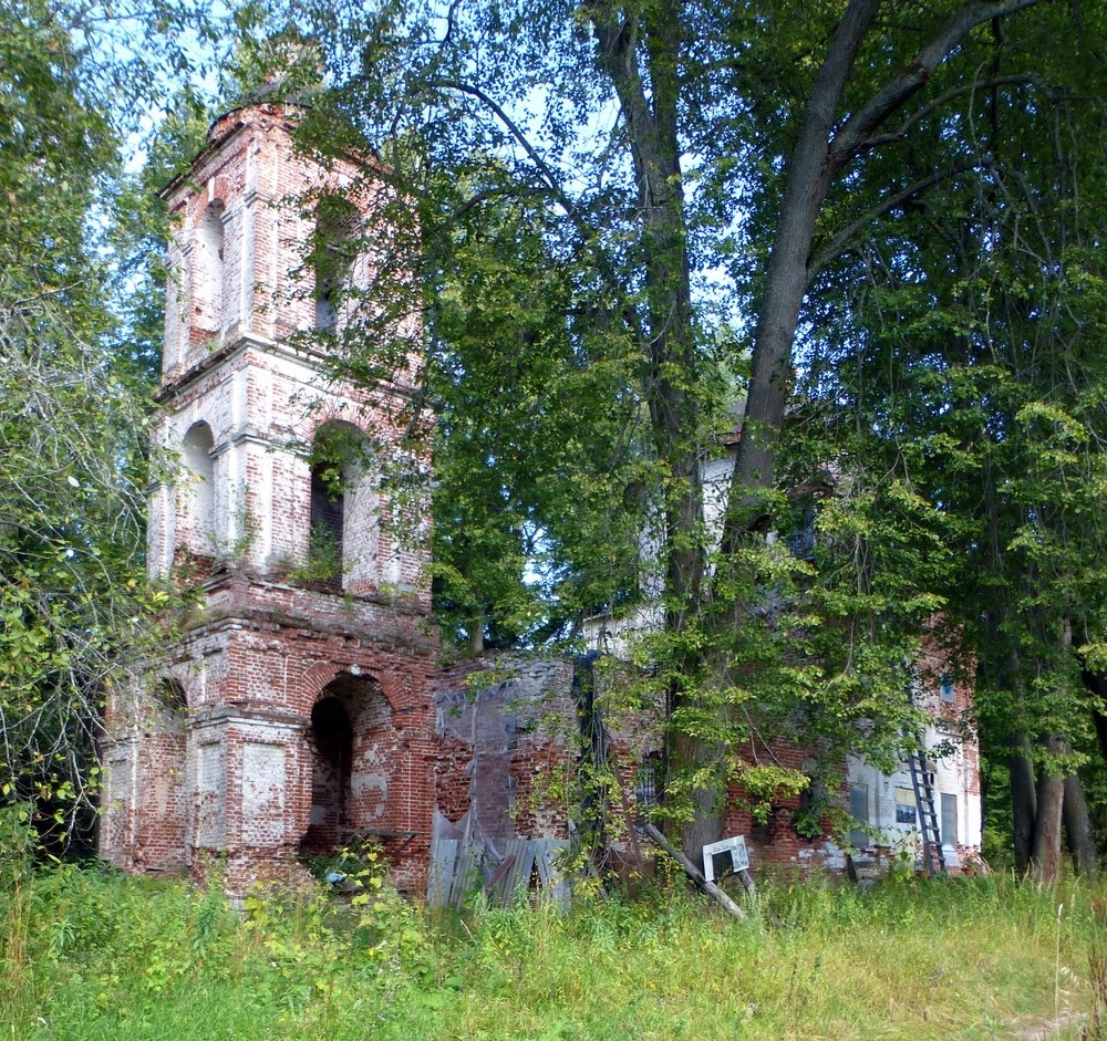 Церковь Рождества Пресвятой Богородицы построена в 1831 г. В 1930-х церковь закрыли. Здание использовали под склад. Разобрана кровля трапезной и деревянные элементы колокольни. Церковь находится на (около) территории усадьбы Поливановых, на которой в советские годы находился п/л.