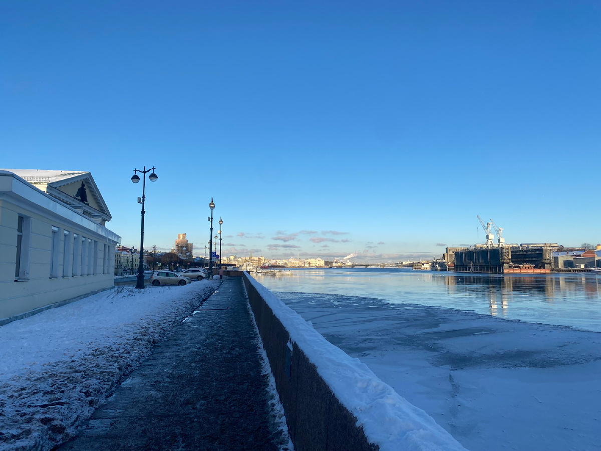 Набережная Лецтенанта Шмидта около Горного института 