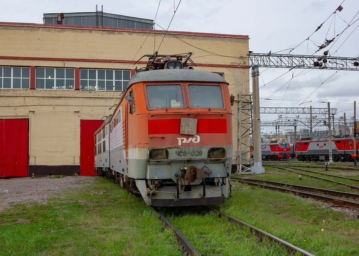 Электровоз ЧС6-028 на консервации, источник фото https://railgallery.ru/photo/257555, автор CHS200-011
