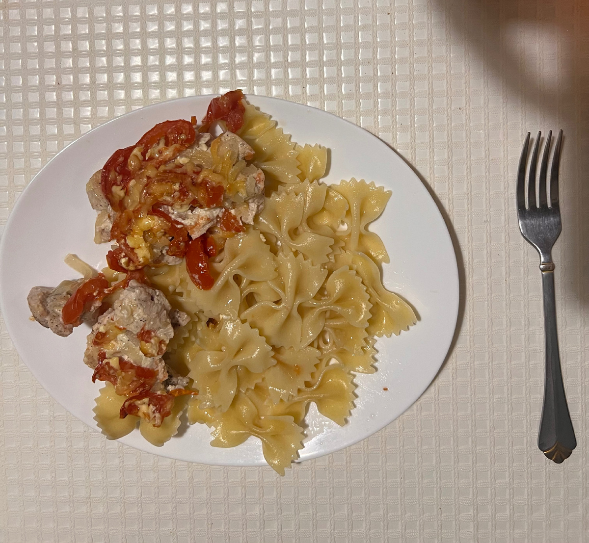 Один из любимых ужинов. Бантики и куриное филе, запеченное под помидорами и сыром. Порция мужа. Моя в два раза меньше 😉