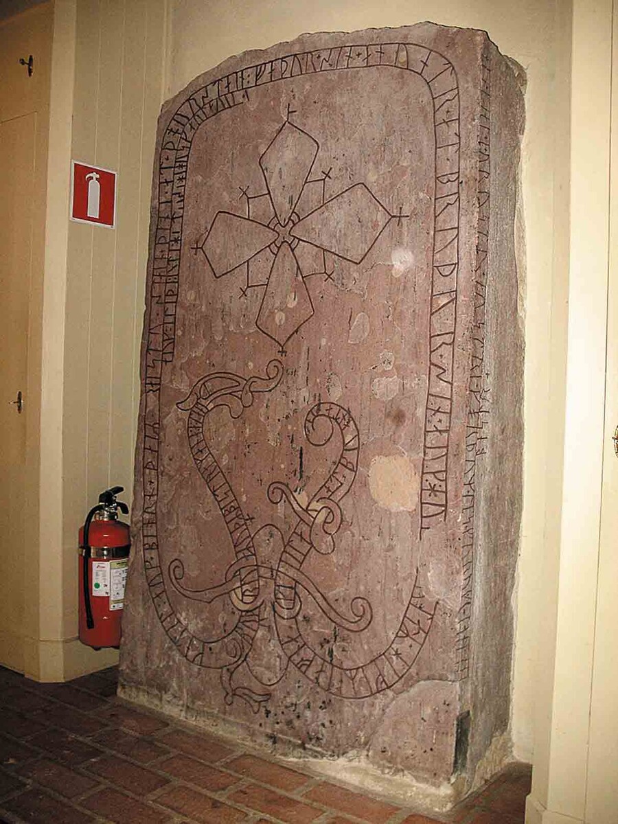 Рунический камень в память о викинге, павшем "на востоке в Гардах". Церковь Туринге, муниципалитет Нюквирн, Швеция