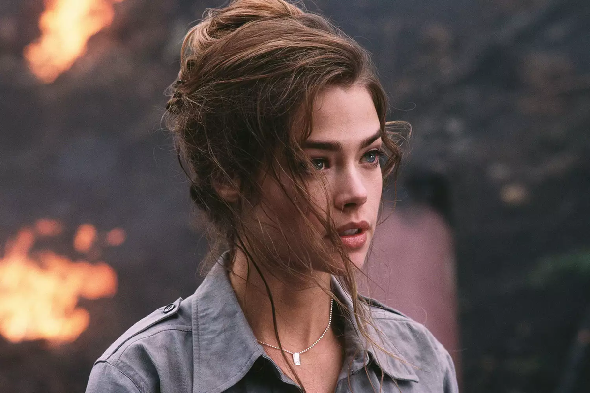 Дениз Ричардс в фильме про Бонда "И целого мира мало" (1999).