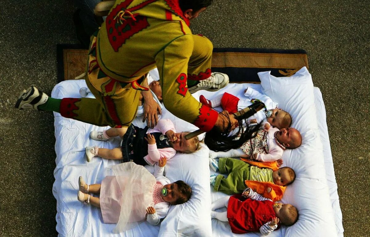 Этот ритуал очистит младенцев или просто напугает их до смерти? 😅 Как вы думаете?