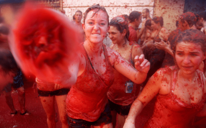 Томатный апокалипсис! 🍅🤯 Хотели бы вы оказаться в центре этого хаоса?