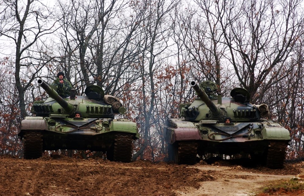 Сравнительный внешний вид танков М-84А ( слева) и базового М-84. Можно сравнить расположение дымовых гранатометов на скулах башни.                                                                       Фото: mod.gov.rs                                                                                                              