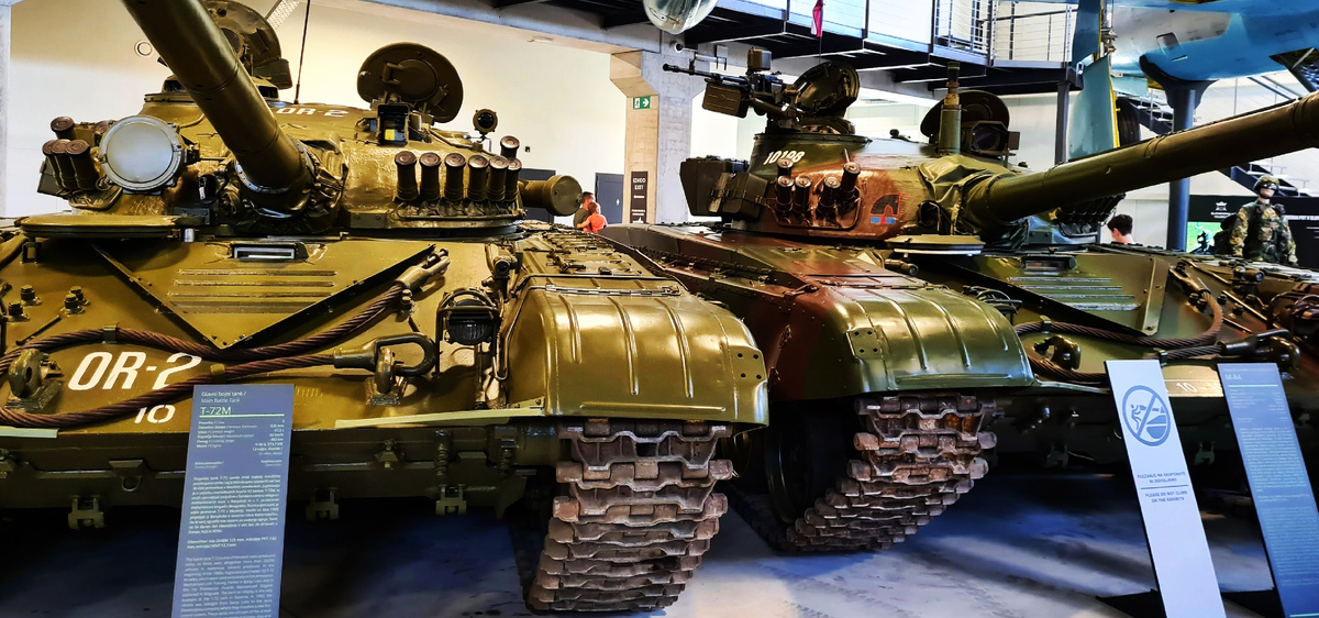 М-84 ( справа) и его прообраз Т-72М в Военно-историческом Музее в г. Пивка ( Словения).