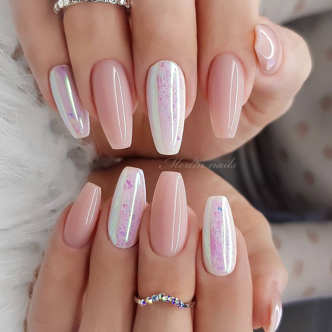 Перламутровые блики на нюдовом покрытии