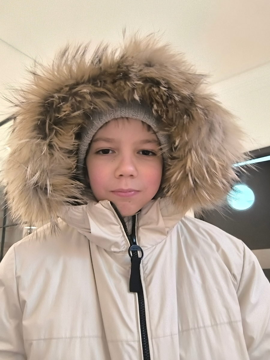 Собственно, Костя. Во взрослом пуховике.