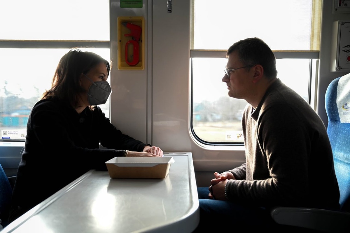 Бербок слушает Кулебу вместо спасения А. НАвального...