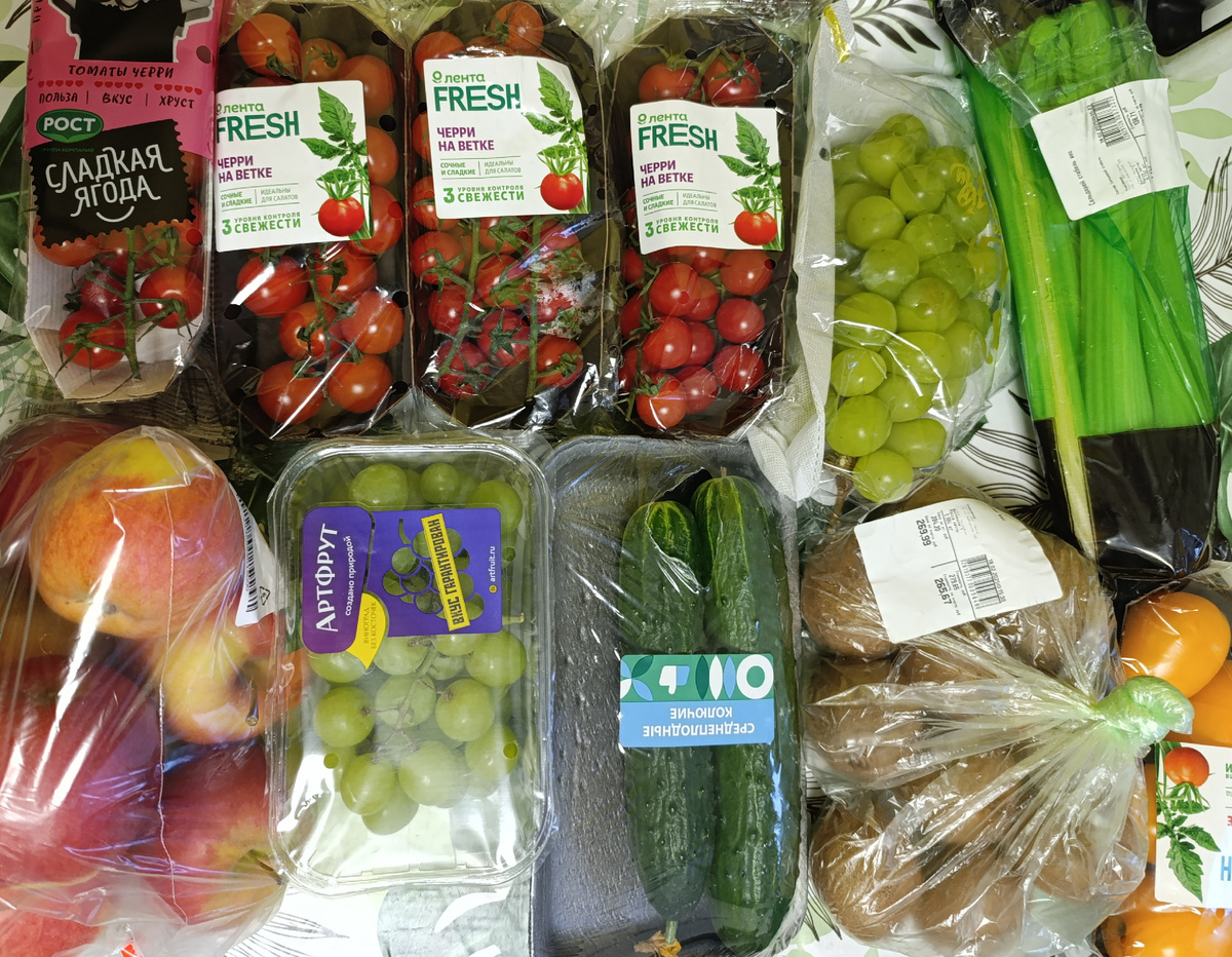 Младший сын уже стащил огурец 