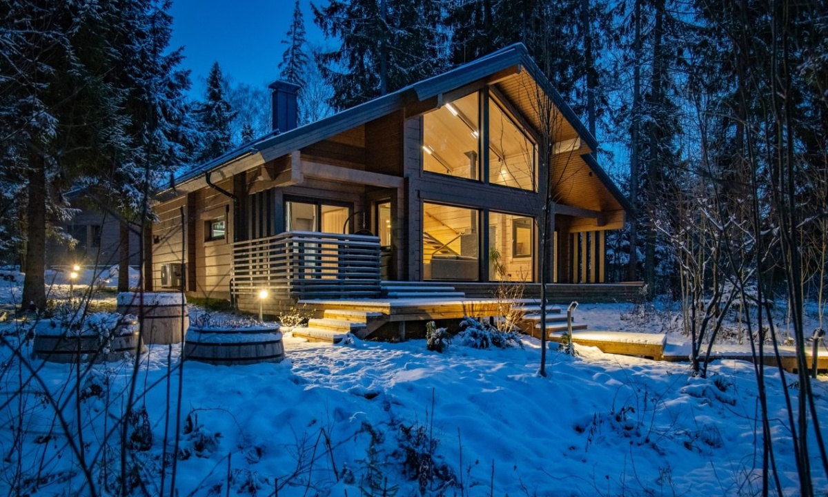 Утепление дома позволяет сэкономить до 30-40% на отоплении. Фото: Архиwood