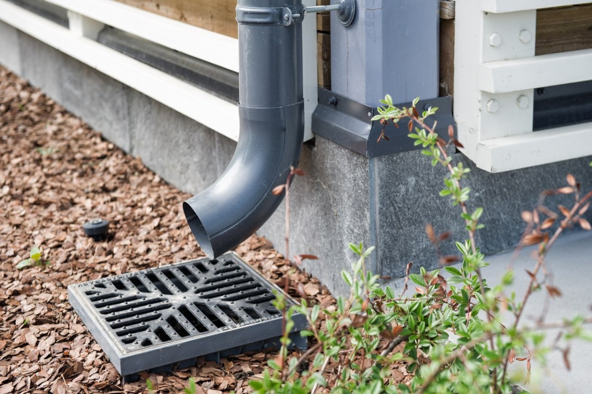 Водостоки следует очистить от мусора. Фото: Архиwood