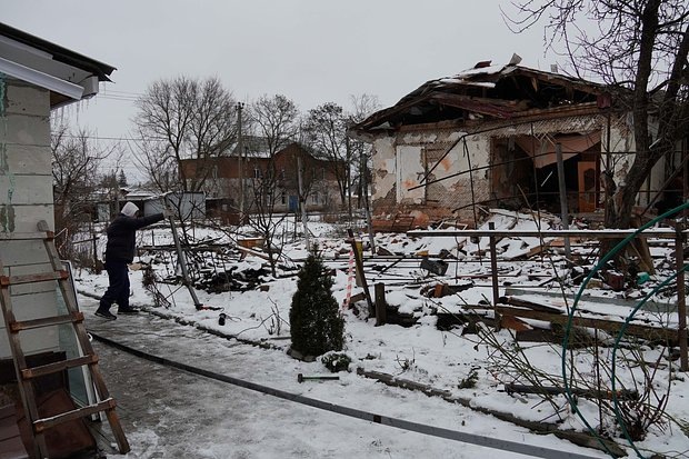    Мужчина убирает мусор возле поврежденного здания в Курской области после обстрела со стороны Вооруженных сил Украины, Россия, 16 января 2025 года. Фото: Vladimir / Xinhua / Globallookpress.com