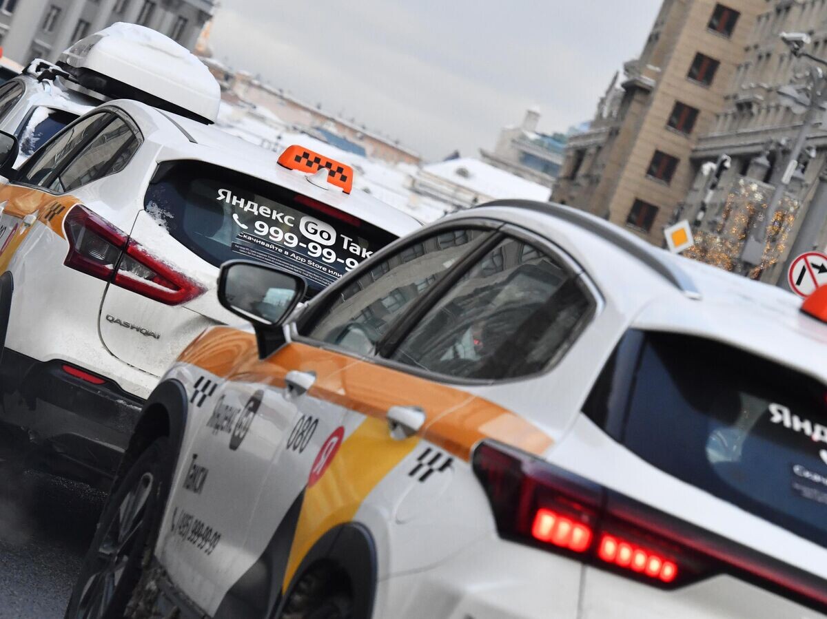    Автомобили такси стоят в пробке в Москве© РИА Новости / Наталья Селиверстова