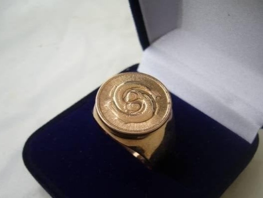 Печатка "Рыбы". Если верить первоисточнику - золото. Фотография из общедоступных источников