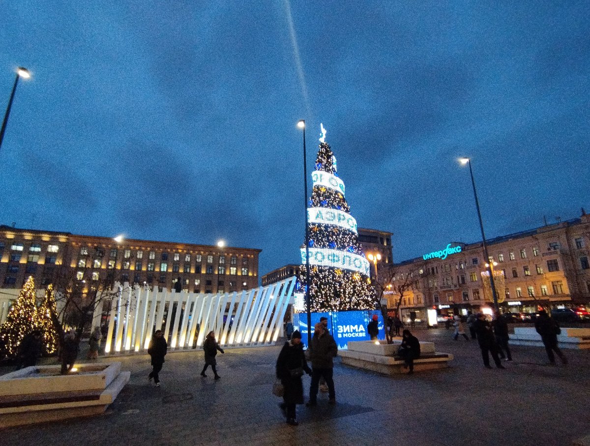 На Триумфальной площади. Владимира Владимировича почти не заметно за нагромождением новогодних ёлок и прочих конструкций.