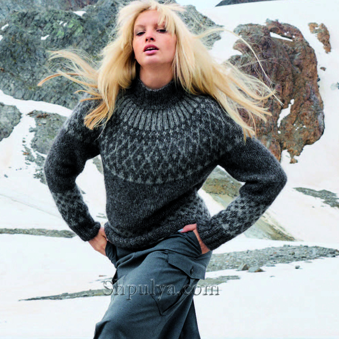 Вязаный пуловер с круглой кокеткой и орнаментом в скандинавском стиле