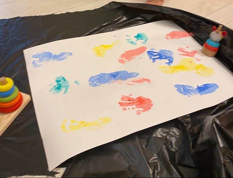 Красим ладошки пальчиковыми красками разных цветов, прикладываем детскую ручку к ватману, моемся)) а вот цветными ножками можно и пробежаться/ пройтись (веселье малышне обеспечено). Да что там пробежаться, можно начинать первые шаги так делать☺️