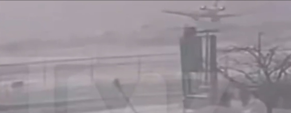 Момент появления CRJ в кадре "случайной" камеры видеонаблюдения за ≈ 2,5 секунды до начала пожара. (Изображение из открытых источников обработке редакции. Логотип правообладателя не опознан, ссылка отсутствует).