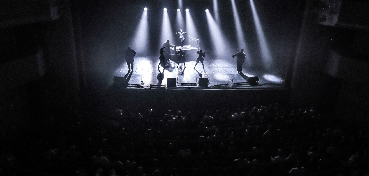 Момент из спектакля 