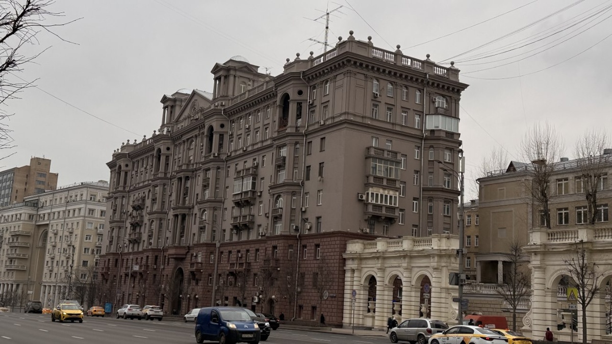 Монументальная неоклассическая архитектура и сегодня смотрится эффектно. Фото: Мир Квартир