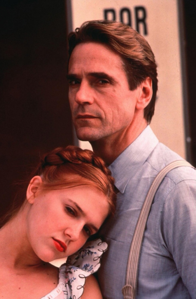 Прекрасная экранизация романа Владимира Набокова ,, Лолита" . Джереми Айронс - заслужил Оскар. Жаль, что фильм остался без наград из- за предвзятости к сценарию и не только . Фото: КиноПоиск