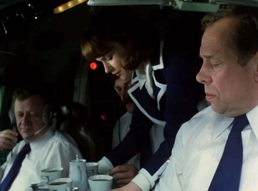 Кадр из фильма Митты ,, Экипаж" . Фото на Кинопоиске были - исключительно приличные.