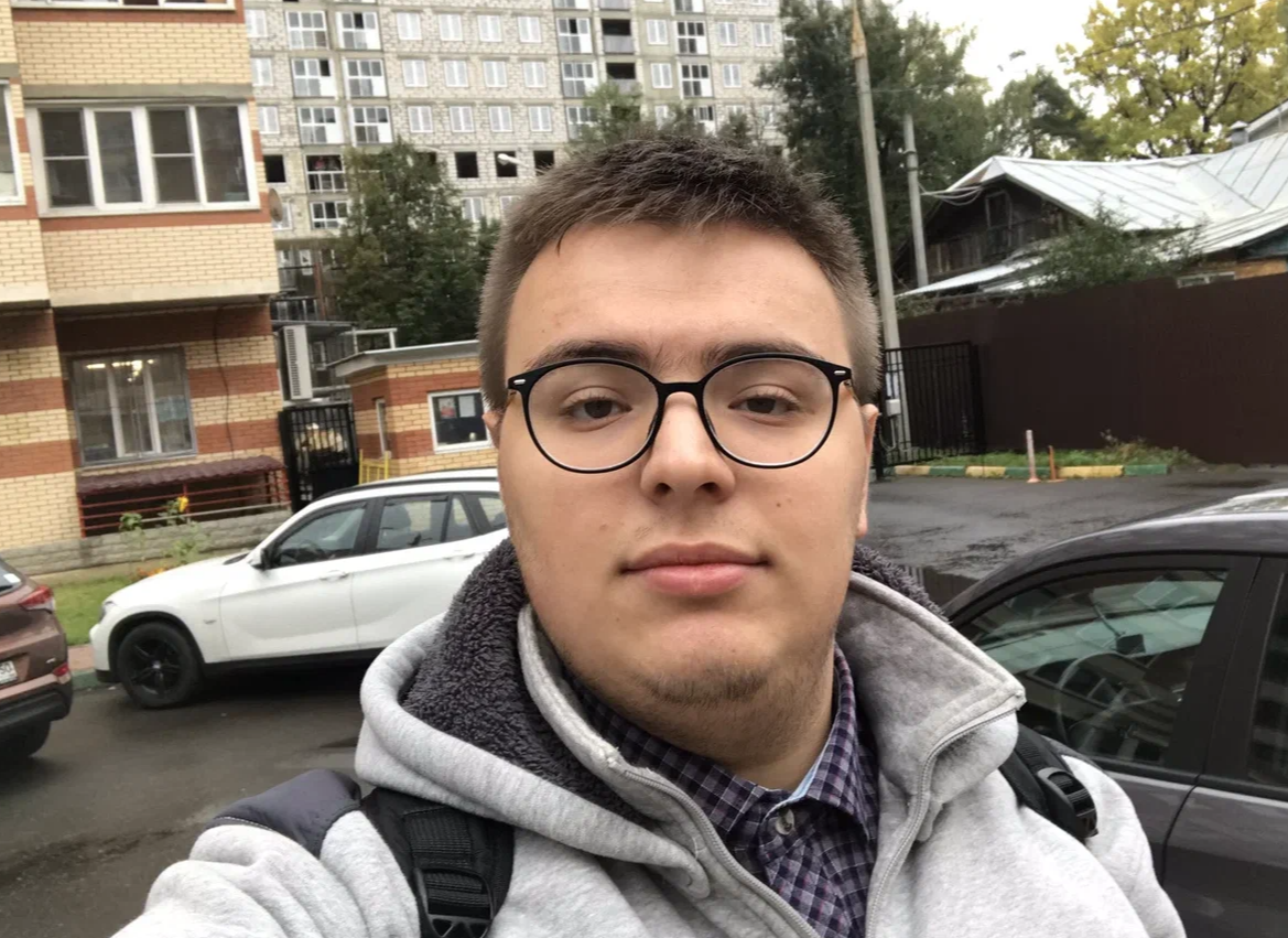 Раньше я думал, что смысла состоять на учете в центре занятости нет. Но спустя время изменил свое видение. Не только из-за того, что там платят пособие по безработице. Там реально стараются помочь с работой и, если есть желание, с открытием своего дела.