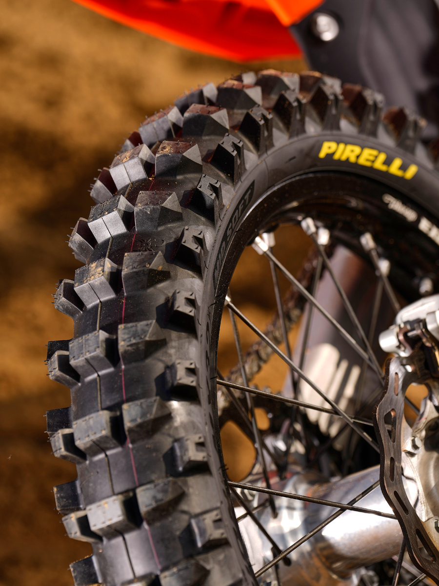 Новая внедорожная шина SCORPION MX дебютировала на Международных соревнованиях Италии по мотокроссу, где помогла Тиму Гайзеру (MX1) и Андреа Адамо (MX2) одержать победу. Она также будет использоваться в чемпионате мира 2025 года.