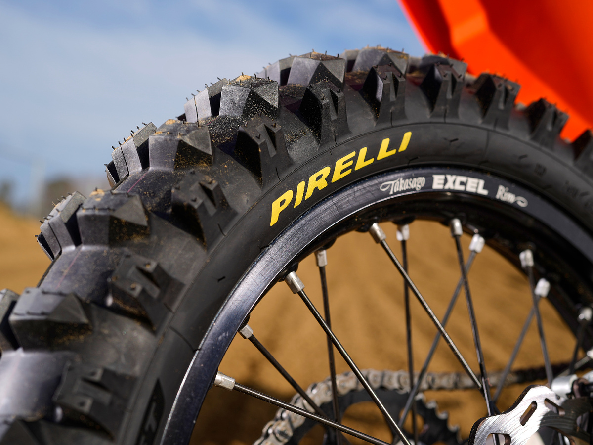 SCORPION MX32 MID SOFT — результат многолетнего опыта Pirelli в чемпионатах мира, где бренд завоевал впечатляющие 82 титула.