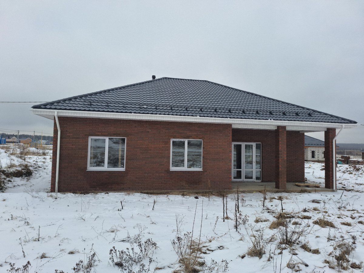 Здесь видно, что снизу возле окон сырые стены у дома.