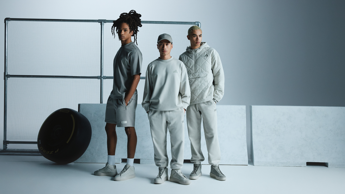 В линейку одежды ADIDAS И MERCEDES-AMG PETRONAS F1 TEAM вошли стильные вещи для болельщиков, которые играют ключевую роль в успехе команды.