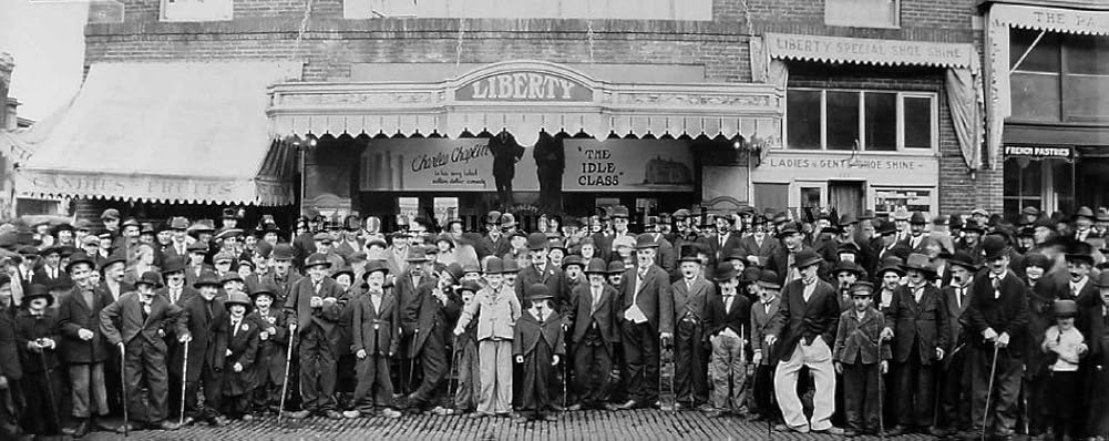 Конкурс двойников Чарли Чаплина, 1921 год. Существует легенда, что и сам Чарли Чаплин участвовал в конкурсе и провалился. Фото из открытых источников