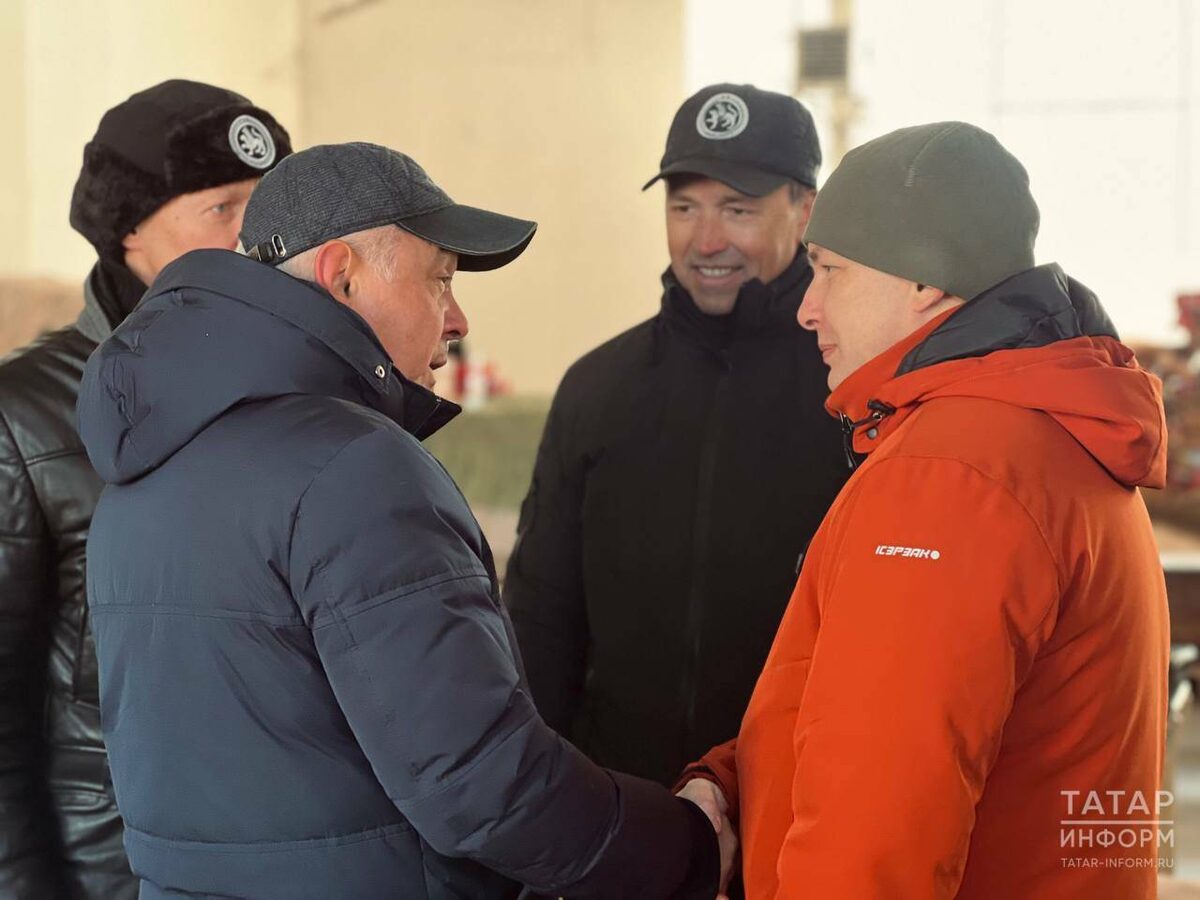 Колонну сопровождал руководитель регионального исполкома "Единой России" Марат Самигуллин (слева)Фото: аппарат вице-премьера РТ Фаниля Аглиуллина