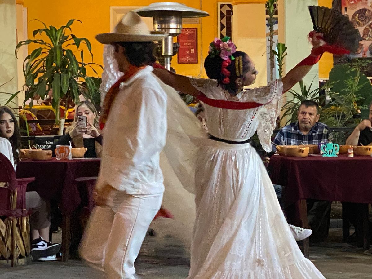 Танцевать мексиканцы любят!