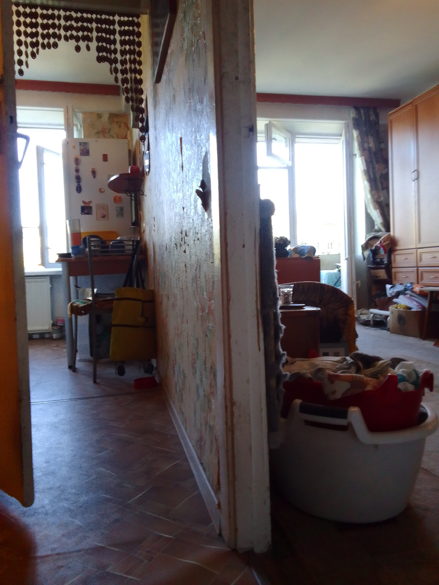 Так выглядела квартира при маме. Не слишком презентабельно, прямо скажем.