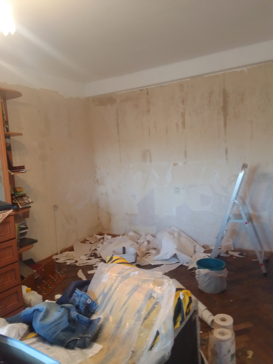 Чтобы избавиться от старых обоев, нужно иметь стальные нервы и ангельское терпение. Которыми я не обладаю.