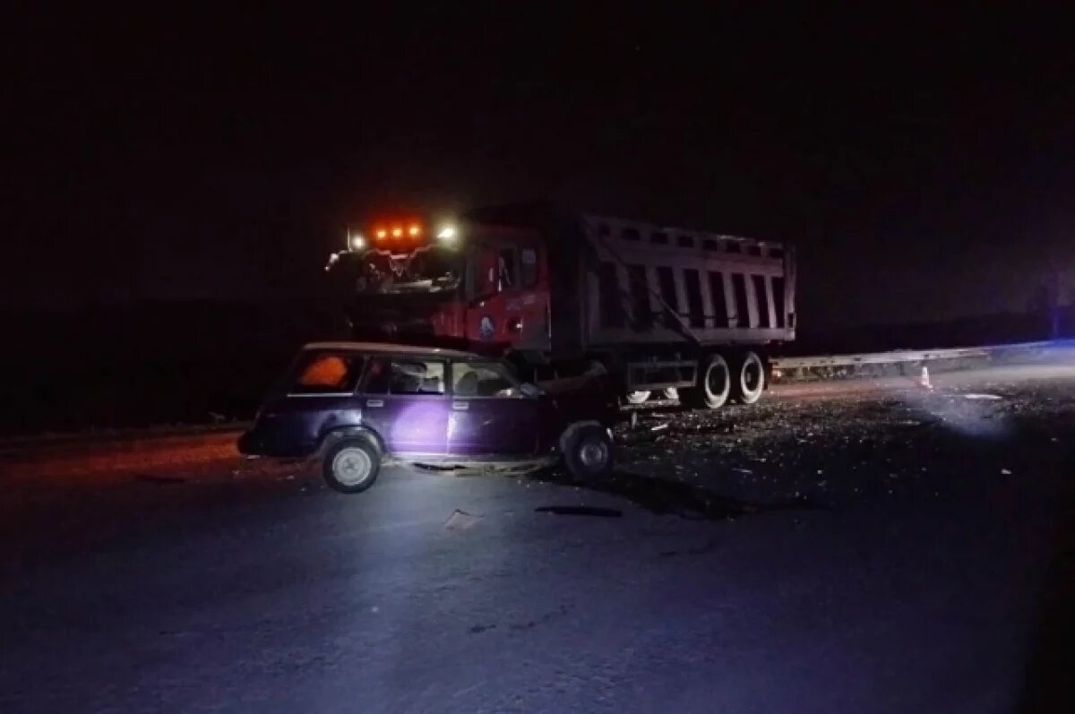    Водитель ВАЗа погиб в столкновении с грузовиком на трассе под Новосибирском