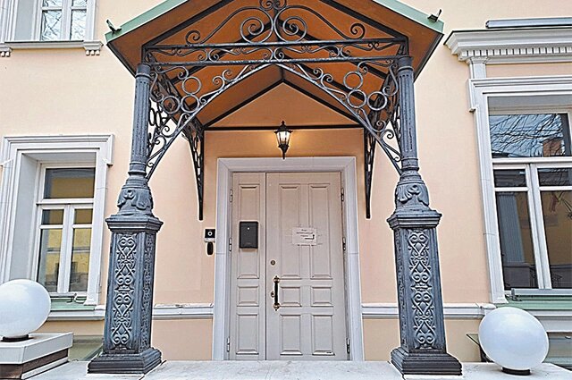    Главный дом усадьбы Демидовас флигелем на Большой Ордынке. Фото: mos.ru