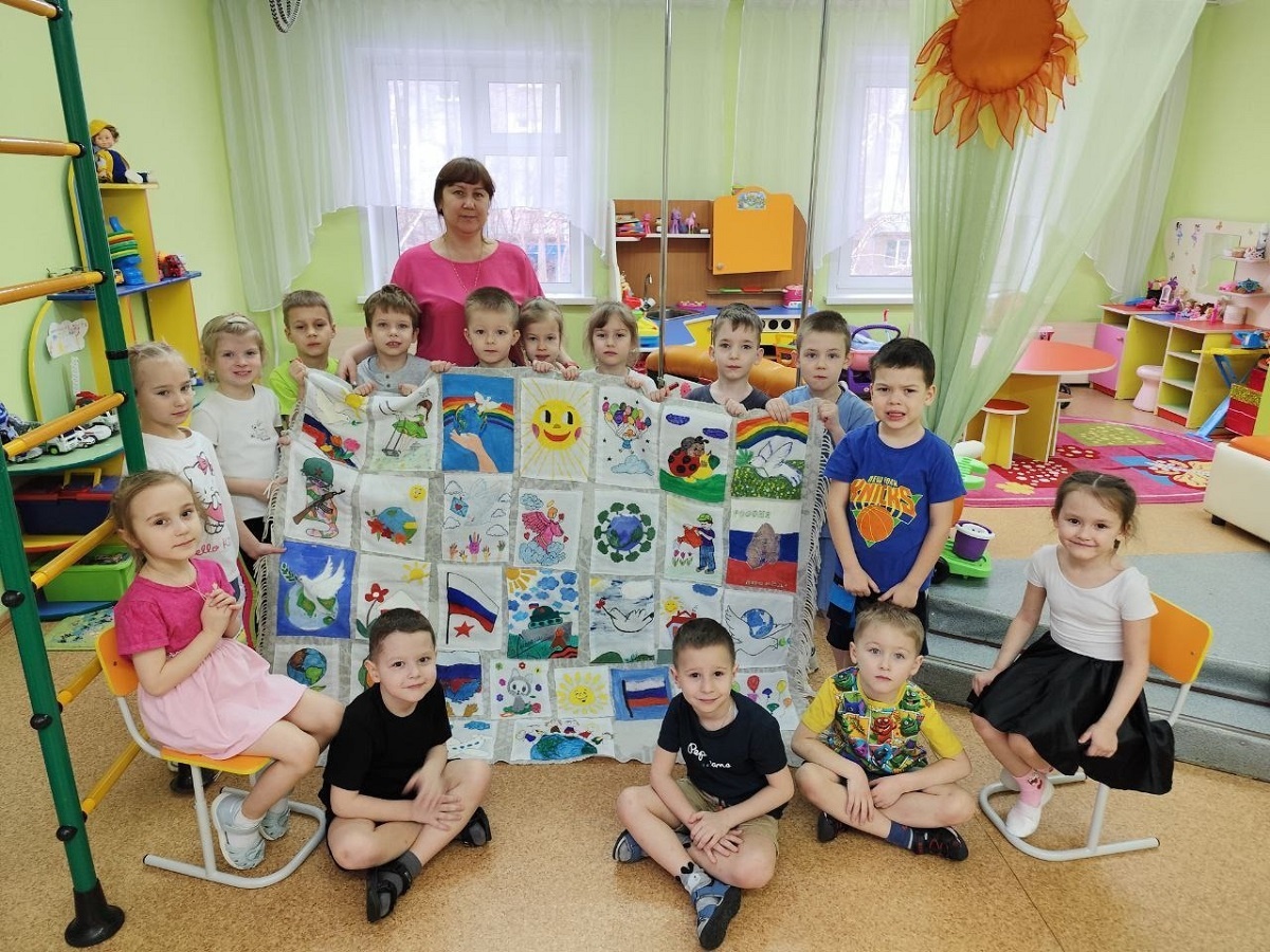    Ребята из красноярского детского сада сшили 5 лоскутных одеял для бойцов СВО