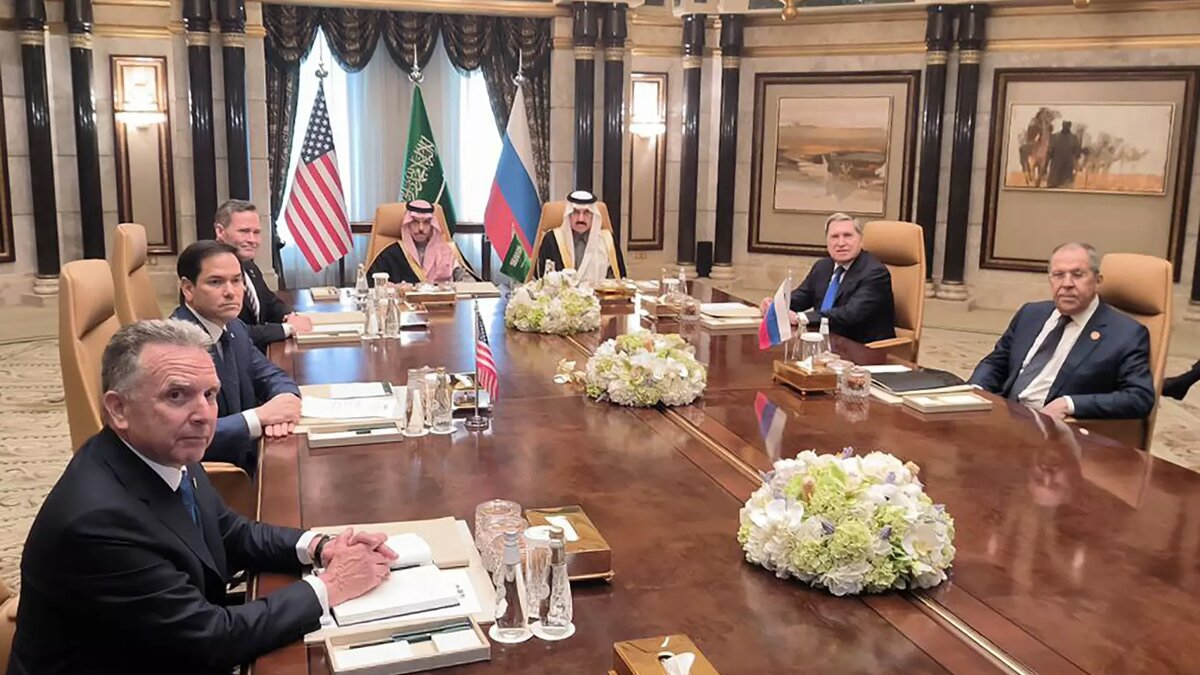 В Эр-Рияде прошли переговоры делегаций России и США. Стороны обсудили двусторонние отношения, урегулирование ситуации на Украине и подготовку встречи лидеров двух стран. Автор: Артем Попов/ТАСС