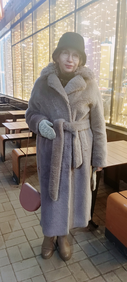 У кинотеатра